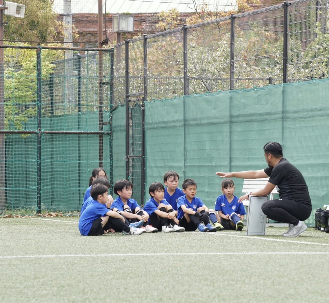 スクール生にサッカーを指導している写真
